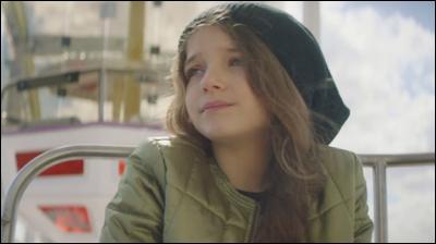 Dans le clip "Qui à le droit" , pourquoi Erza à un bonnet noire ?