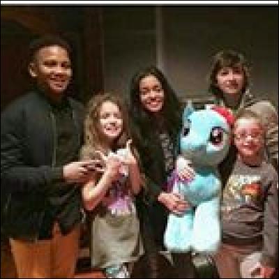 Pourquoi Gloria tient une licorne dans ses bras ?