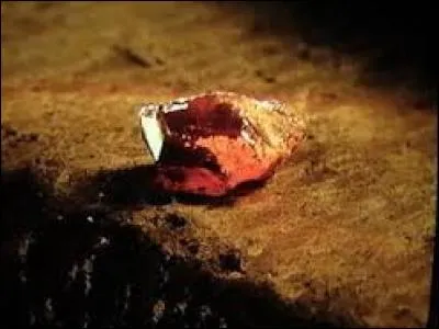 À qui appartient la Pierre philosophale ?