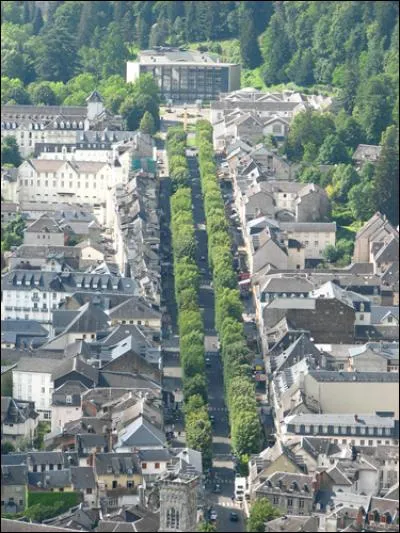 Quelle est cette ville, située sur un petit affluent de la Garonne, importante station thermale de montagne doublée d'une station de ski ?