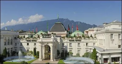 Quelle est cette station des Alpes qui domine le lac du Bourget ?
