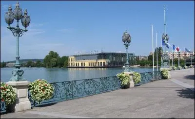 C'est la seule station thermale d'Ile-de-France. De quelle ville s'agit-il ?