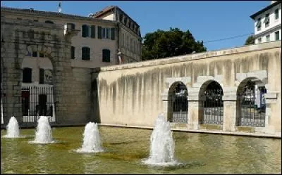 Quelle est cette ville, située sur l'Adour, déjà connue par les Romains pour ses sources chaudes ?