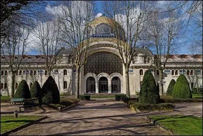 Quelle est importante "ville d'eaux" située sur l'Allier, station thermale depuis le milieu du XVIIIe siècle ?