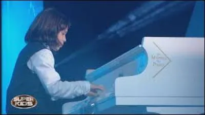 C'est le petit Nicolas qui a ensuite envoûté le public. Il a interprété un morceau de :