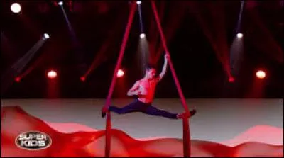 Le dernier enfant à passer est le grand gagnant de la saison, et c'est Enzo avec l'acrobatie aérienne. Quel objet a-t-il utilisé, pour la finale ?