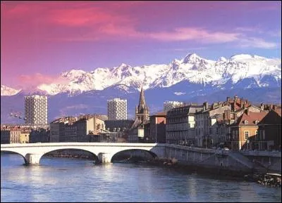 Dans quel département français se trouve la ville de Grenoble ?