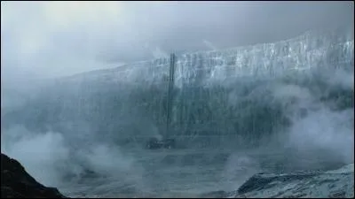 Avec qui Sansa saute-t-elle d'un mur ?