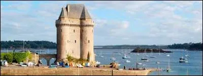 Dans quelle ville bretonne la tour Solidor est-elle située ?
