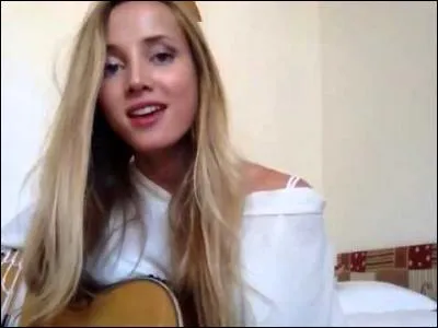 À quel âge a-t-elle commencé à prendre des cours de guitare ?