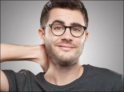 Cyprien _____ sa vidéo en ligne.