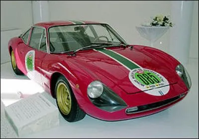 Quelle est cette vieille voiture ?