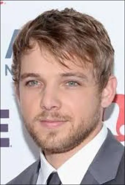 Dans quelle série a joué Max Thieriot ?