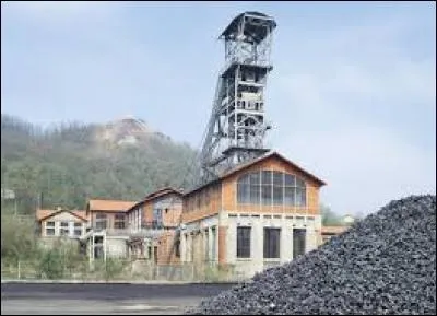 Le Puits Couriot (musée de la mine) a fermé ses portes en 1973. Il était le puits de charbon le plus important de la Loire. Combien d'employés y avait-il ?