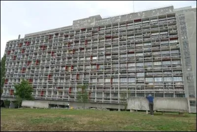 Quelle est la particularité de l'Unité d'habitation de Firminy, qui est une uvre du Corbusier (célèbre architecte) ?