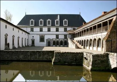 Avez-vous déjà vu ce château ? Il s'agit de la Bâtie d'Urfé, château du style Renaissance. Pourquoi ce "trésor" est-il unique en France ?