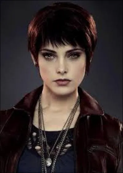 Comment s'appelle la com&eacute;dienne qui joue Alice Cullen ?