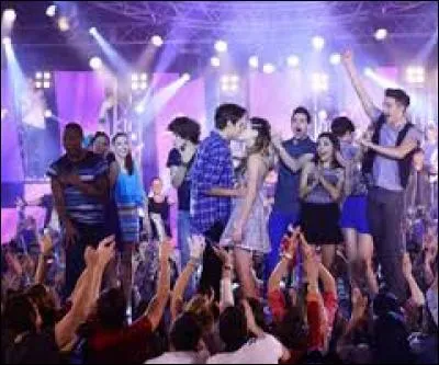 A la fin de la saison 2, Violetta est avec...