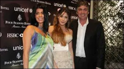 Martina Stoessel a-t-elle une mère ?