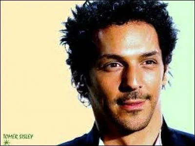 Tomer Sisley a fait un peu de stand up avant d'être révélé au cinéma pour son rôle dans ''Largo Winch'' . Il porte le même nom qu'un célèbre...
