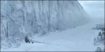 Par quel château de la garde de nuit Bran franchit-il le mur ?