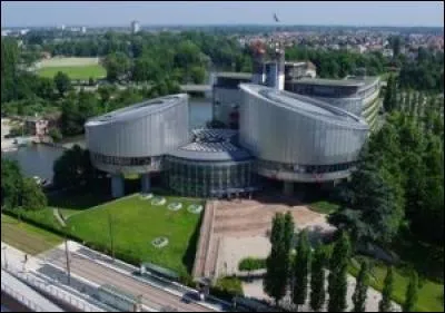 Dans quelle ville la Cour Européenne des Droits de l'Homme se situe-t-elle ?