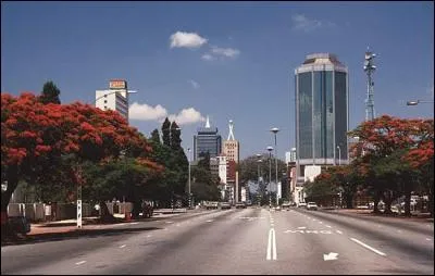 Cette ville, fondée par les Anglais, portait le nom de Salisbury. Quel est son nom aujourd'hui ?