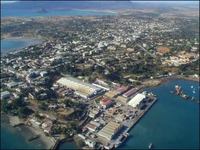 L'emplacement stratégique de cette ville en a fait une base navale sur l'Océan indien pendant plusieurs siècles. Elle s'appelait Diego-Suarez. Quel est son nom aujourd'hui ?