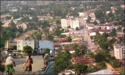 Cette ville, bordée par le fleuve Congo, s'appelait Stanleyville pendant la colonisation belge. Quel est son nom aujourd'hui ?
