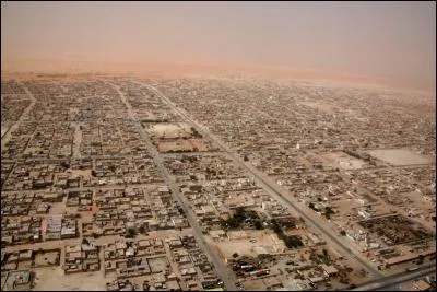 Cette ville avait été nommée Port-Etienne par les colonisateurs français. Mermoz et Saint-Exupéry y ont fait escale. Quel est son nom aujourd'hui ?