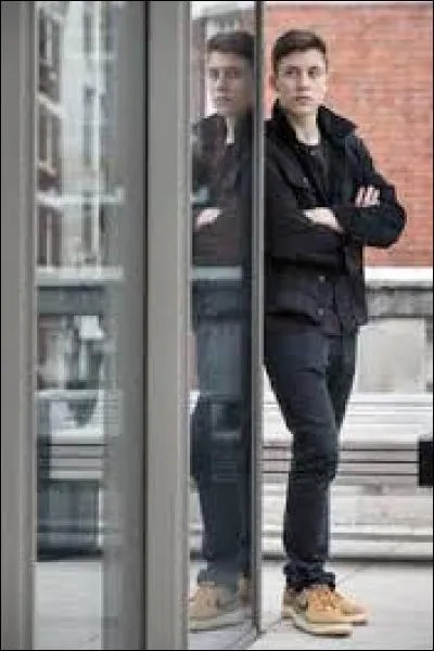 Quelle marque de chaussures porte-t-il tout le temps ou presque ?