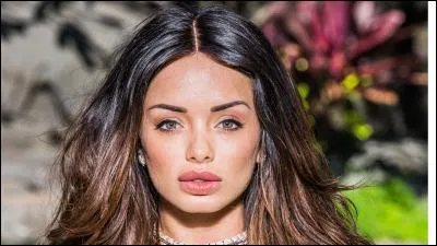 Aurélie est en couple avec :