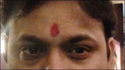 La marque que l'on voit sur le front de nombreux indiens porte le nom de "tilak" ou "tika". A-t-elle une signification religieuse ?