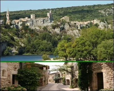 Quel village perché sur une falaise surplombant un méandre de l'Ardèche fait partie des plus beaux villages du Gard ?