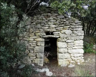 En sillonnant la garrigue nîmoise, vous rencontrerez ces cabanes en pierres sèches. Quel nom donne-t-on à ces constructions servant d'abris temporaires dans cette région ?