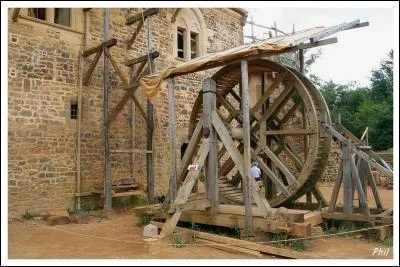 Faisons un saut de puce dans le temps et débarquons au Moyen-âge, en ce temps-là tous les travaux ou presque se faisaient à la main, d'où l'utilité de cet engin, qui fut une révolution !