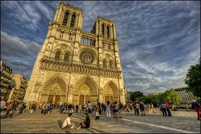 Avec une hauteur de 96m, c'est le monument français le plus visité de France avec environ 13,5 millions de visiteurs par an. Tu l'as deviné, c'est...