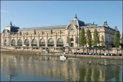 Le 9 décembre 1986, 3 architectes décidèrent d'ouvrir ce monument. Sur la rive gauche du monument, nous pouvons observer la Seine.
Il possède environ 80 000 expositions.
Tu l'as deviné, c'est...