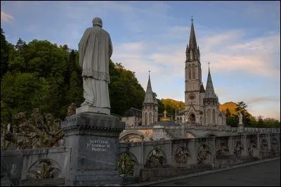 Cette basilique est la seconde en date des trois basiliques de Lourdes. Léopold Hardy (son architecte) décida de la construire. Elle ouvrit en 1889. Cette basilique est le plus important centre de pèlerinage des Hautes-Pyrénées et de France depuis les apparitions de Lourdes. Tu l'as deviné, c'est...
