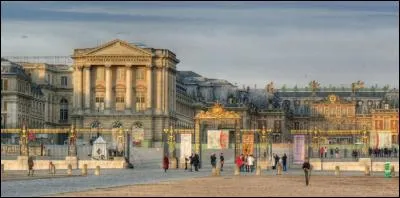 Ce monument historique se situe à Versailles, dans les Yvelines, en France. Il fut la résidence des rois de France Louis XIV, Louis XV et Louis XVI. Tu l'as deviné, c'est...