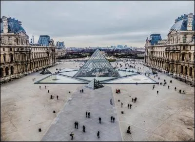 C'est le plus grand musée du monde, par sa surface d'exposition de 60 600 m², et ses collections qui comprennent près de 460 000 uvres. Il fut ouvert en 1792. A l'intérieur, se trouve certainement l'une des plus grandes uvres du monde "La Joconde". Tu l'as deviné, c'est...