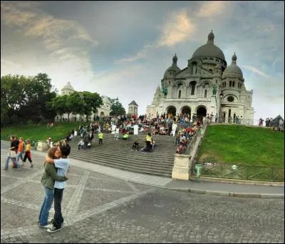 Située au sommet de la butte Montmartre, cette basilique de 83m de hauteur a ouvert en 1914. Tu l'as deviné, c'est...
