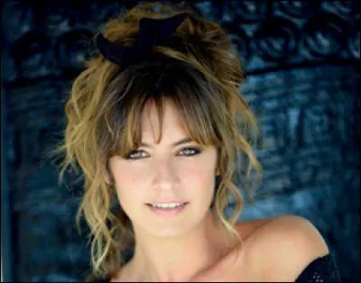 Comment se prénomme le petit chien de Mélanie ?