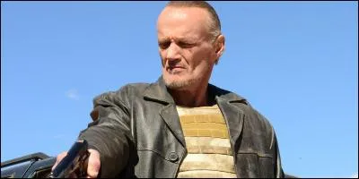 Qui donne l'identité de l'assassin des parents de Bruce à celui-ci ?