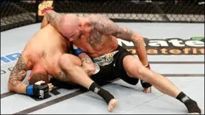 Comment appelle-t-on cette prise de soumission effectuée par Ben Saunders sur Chris Heatherly ?