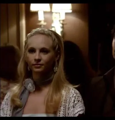 Avec qui sort-elle dans la saison 1 ?