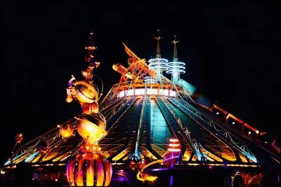 Space Mountain est un Vekoma.