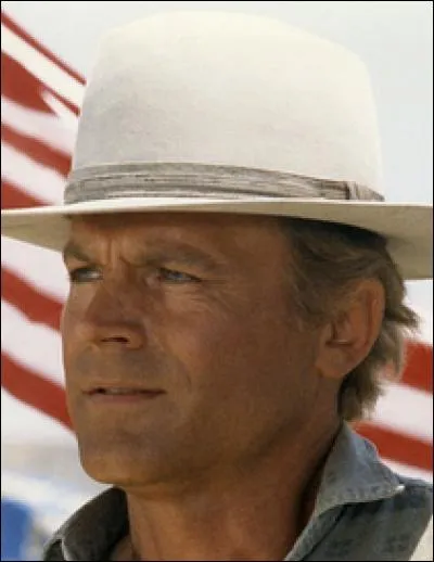 Terence Hill a joué avec l'un des 7 du film "Les sept mercenaires" en 1987 dans le film "Renegade". Lequel ?