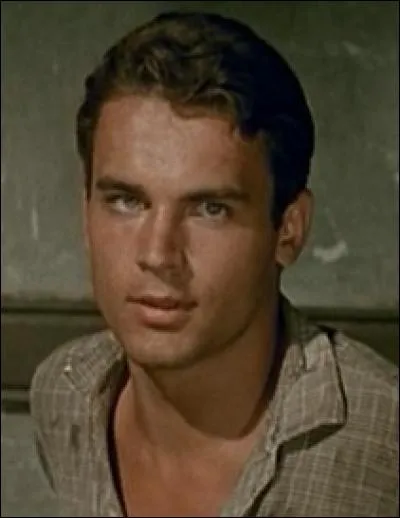 Avec quel acteur français partage t-il l'affiche du film "Un dénommé Squarcio/La grande route bleue" de 1957 ?