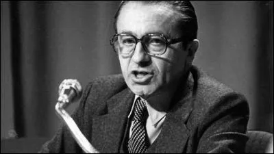 Il a été ministre de l'Intérieur sous la présidence de Giscard d'Estaing pendant plus de 4 ans, de mars 1977 à mai 1981. De qui s'agit-il ?